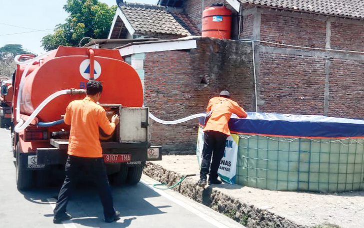 DAMPAK KEMARAU: Dropping air bersih ke warga Desa Karangmojo, Kecamatan Tasikmadu, Jumat (6/10).