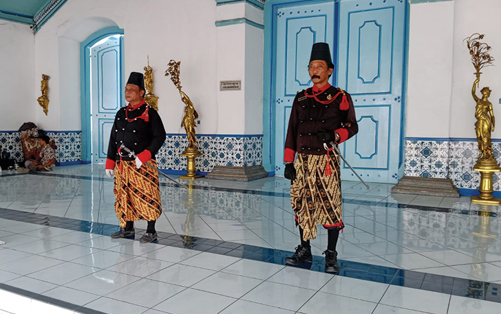 SIAGA: Dua prajurit Keraton Kasunanan Surakarta tampak berjaga di kawasan Kori Kamandungan Keraton Kasunanan Surakarta, kemarin.