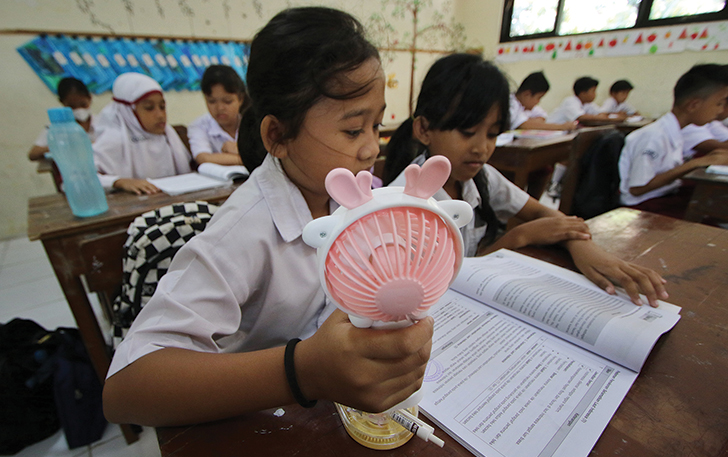 Cuaca panas yang ekstrem nyatanya berpengaruh pada kegiatan pembelajaran di sekolah. Untuk itu sejumlah sekolah memperbolehkan siswa membawa kipas angin portable, Senin (9/10).