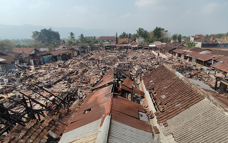 LULUH LANTAK: Kondisi terkini kios dan los di Pasar Slogohimo yang terbakar, kemarin (10/10). Revitalisasi Pasar Slogohimo baru bisa dilaksanakan tahun depan.