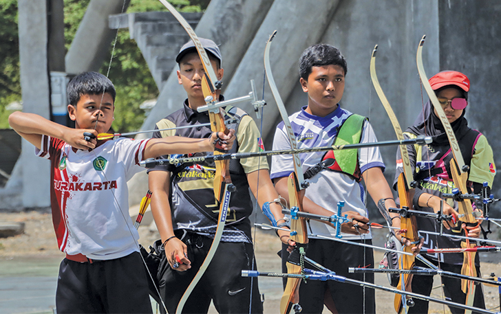TETAP FIT: Siswa SKO berlatih panahan di GOR Manahan, belum lama ini.