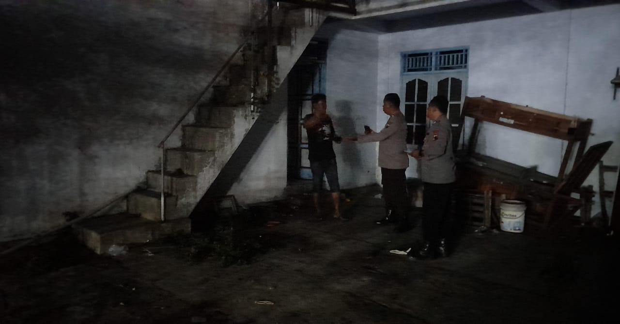 Anggota Polsek Karanganyar meminta keterangan saksi terkait dugaan penyerangan Wahyu Sigit Pramono, warga Tegal Arum, RT 01, RW 13 Kelurahan Cangakan, Kecamatan Karanganyar, Rabu (11/10/2023).
