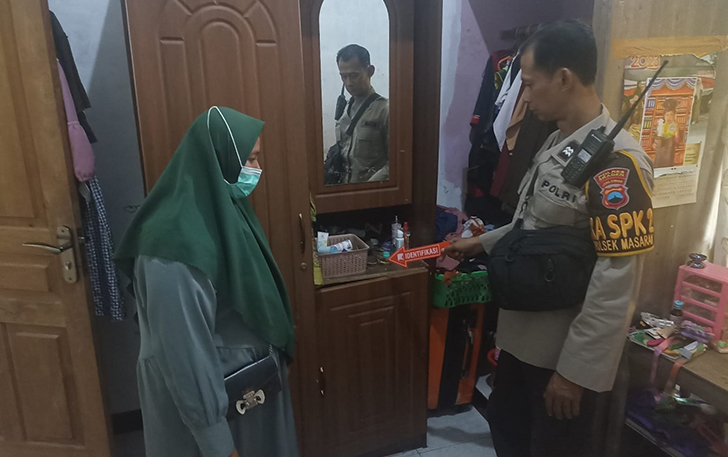 KUMPULKAN BUKTI: Polisi bersama korban menggelar olah TKP pencurian di Jirapan, Masaran, Senin (10/10).