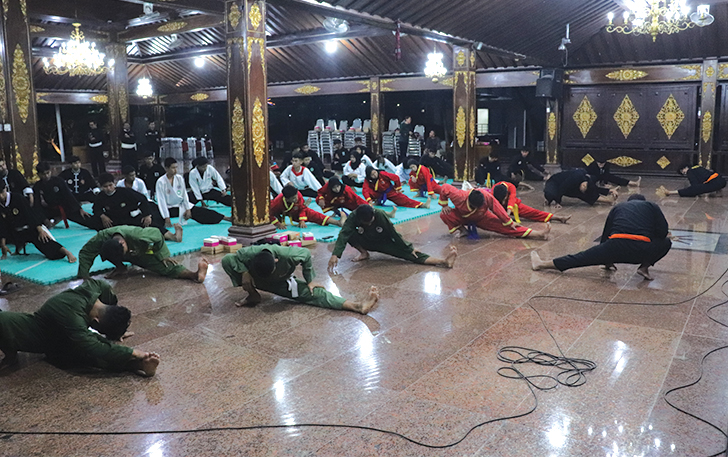 LATIHAN: Sejumlah pesilat dari berbagai perguruan ikuti pemusatan latihan di Pendapa GSP, Senin malam (9/10).