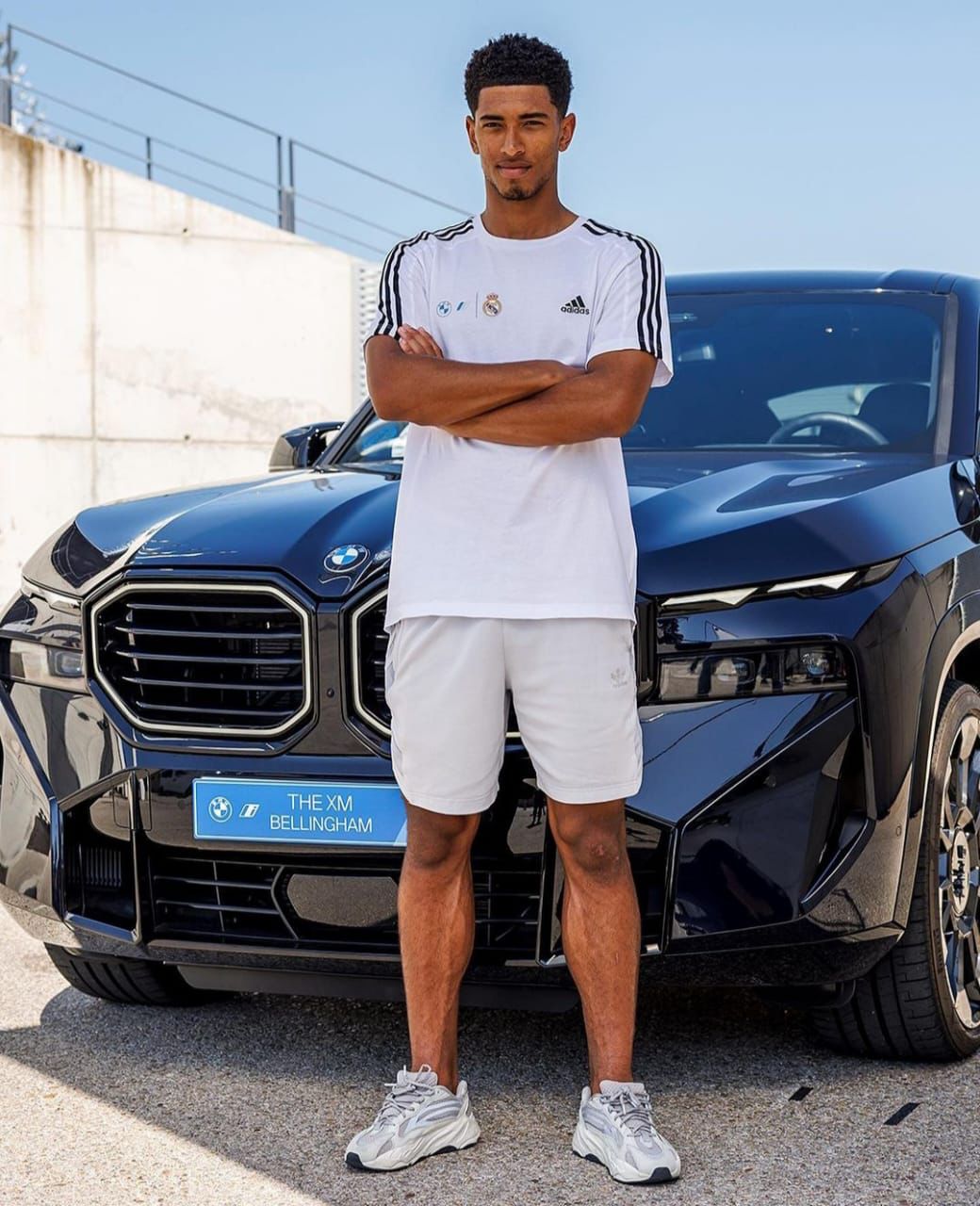 Jude Bellingham berfoto dihadapan mobil terbarunya. Dia bersama rekan satu tim dan pelatih mendapatkan hadiah mobil gratis dari BMW yang menjadi sponsor tim tersebut. Jude memilih  BMW XM.