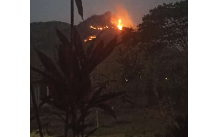 Kebakaran di Bukit Cumbri terlihat dari wilayah Desa Kepyar Kecamatan Purwantoro Rabu (11/10).
