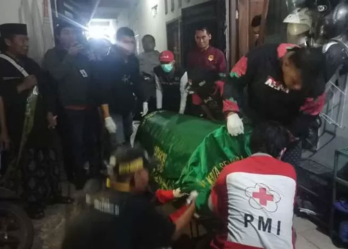 Polisi evakuasi jenazah mahasiswi Udinus Semarang yang diduga bunuh diri di dalam kamar kos.