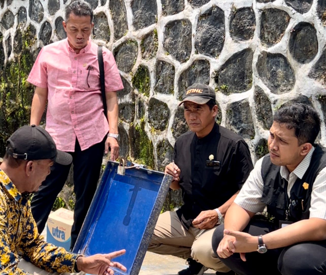 TAK TERDAMPAK: Komisi B DPRD Karanganyar mengecek sumber mata air PUDAM di Pancot, Tawangmangu. Hal itu seiring kebakaran Gunung Lawu.