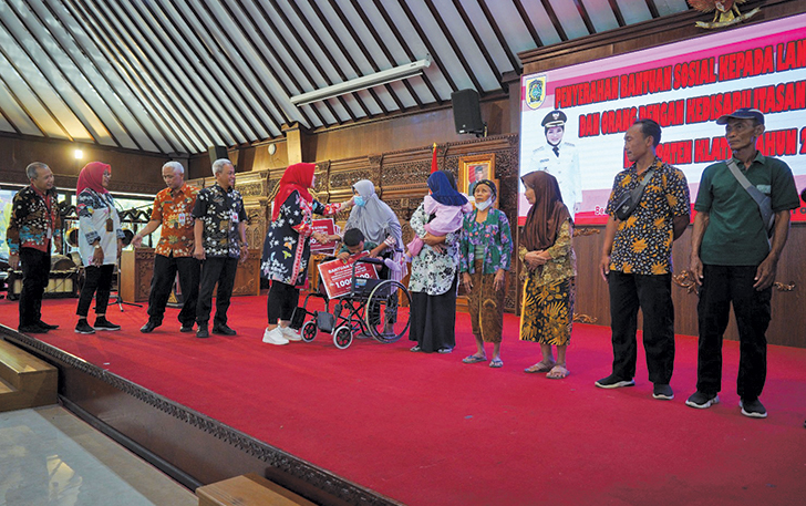 SIMBOLIS: Bupati Klaten Sri Mulyani menyerahkan bantuan sosial kepada lansia terlantar dan ODKB di Pendapa Pemkab Klaten, Selasa (10/11)