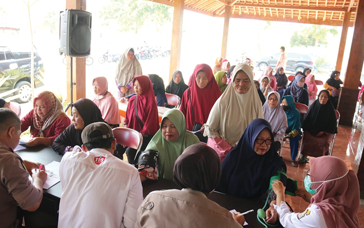 TERBANTU: Puluhan lansia dari Desa Harjosari, Kecamatan Karangpandan antre mendapatkan pengobatan gratis di balai desa setempat, kemarin (11/10).
