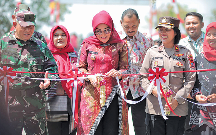 SIMBOLIS: Bupati Klaten Sri Mulyani saat meresmikan jalan betonisasi di Desa Boto, Kecamatan Wonosari, kemarin (12/10).
