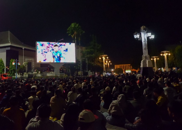 Masyarakat antusias mengikuti nobar pertandingan kualifikasi Piala Dunia 2026 antara Indonesia vs Brunei Darussalam, di depan Balai Kota Solo, Kamis (12/10) malam.