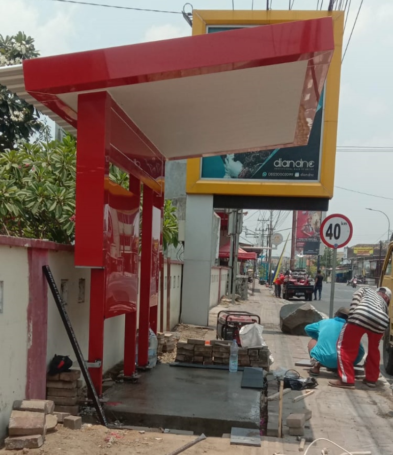 DIKEBUT: Sejumlah pekerja menyelesaikan halte Trans Jateng di depan Masjid Agung Sukoharjo, kemarin (12/10).