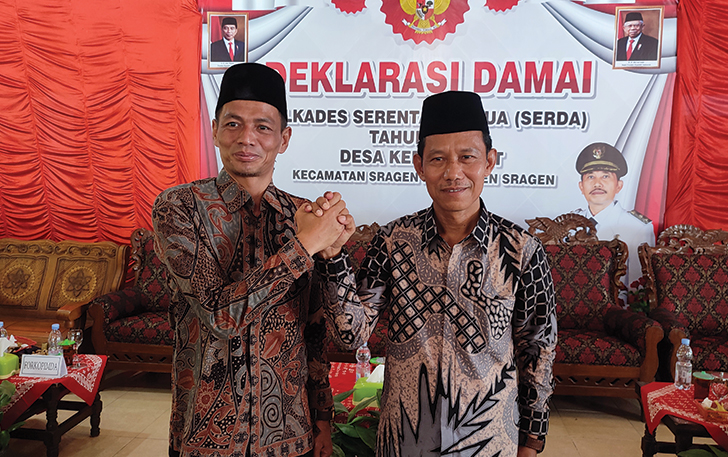 KETAT: Kepala Desa Kedungupit, Kecamatan Sragen, Suryanto (kiri) bersama pesaingnya saat deklarasi damai sebelum pilkades.