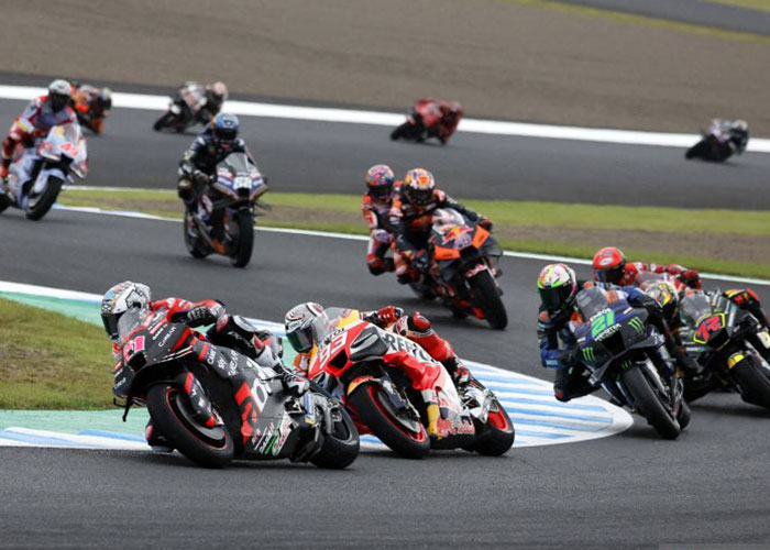 Pembalap Aprilia Racing Aleix Espargaro dibuntuti pembalap Repsol Honda Marc Marquez dalam balapan MotoGP Jepang di Mobility Resort Motegi, Motegi, Jepang, Minggu (1/10).