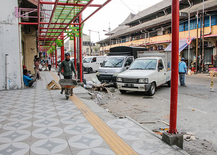 Pekerja tengah menyelesaikan pembangunan koridor Pasar Gede-Ketandan, Jalan RE Martadinata, Kota Solo, Jumat (13/10).