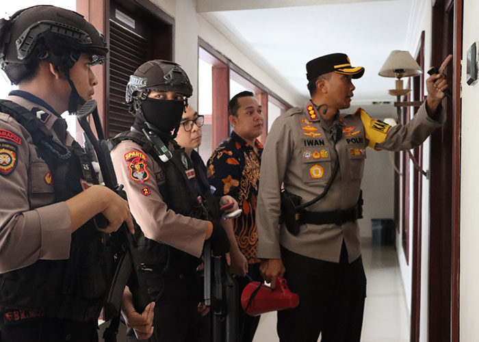 Kapolresta Solo Kombes Pol Iwan Saktiadi saat berupaya mengamankan pelaku penusukan wanita di salah satu hotel di&nbsp;di Jalan Gajahmada, Kelurahan Timuran, Kecamatan Banjarsari, Solo, Jumat (13/10).