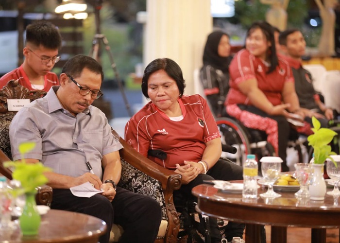 Pj Gubernur Jateng Nana Sudjana saat bertemu para atlet dan pelatih NPCI Jateng di Kusuma Sahid Prince Hotel Solo, Jumat (13/10) malam.