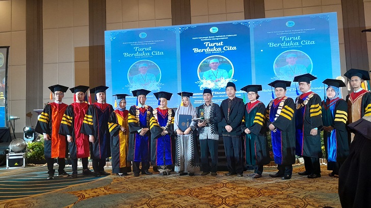 Ibunda almarhum Muh. Arif Dimas (tujuh dari kiri) mewakili menerima toga dari  Ketua Program Studi D3 Perhotelan Wahyu Tri Hastiningsih.
