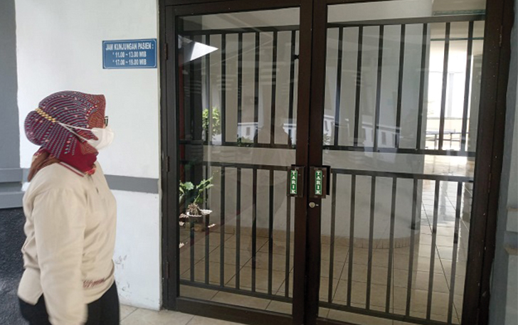 PENINJAUAN: Direktur RSUD Ir Soekarno Sukoharjo, Yunia Wahdiyati menunjukan bangsal rawat inap penyakit jiwa, kemarin.