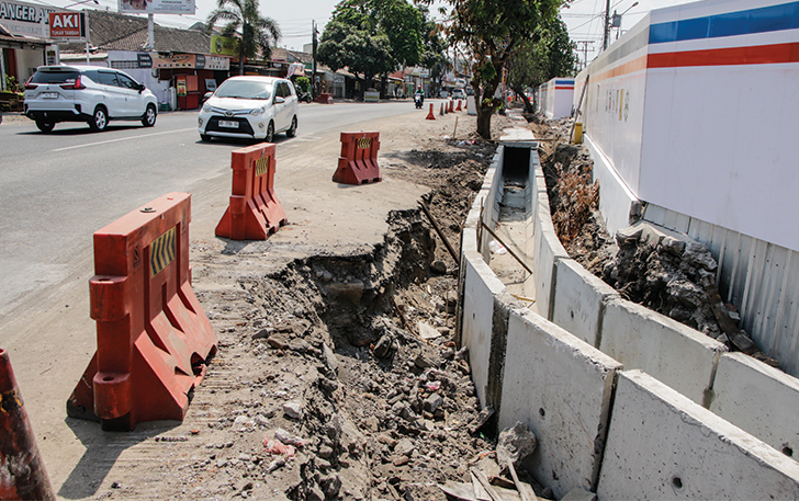 KEJAR DEADLINE: Proyek pengerjaan drainase di Jalan Dr Radjiman, tepatnya di depan Pasar Jongke.