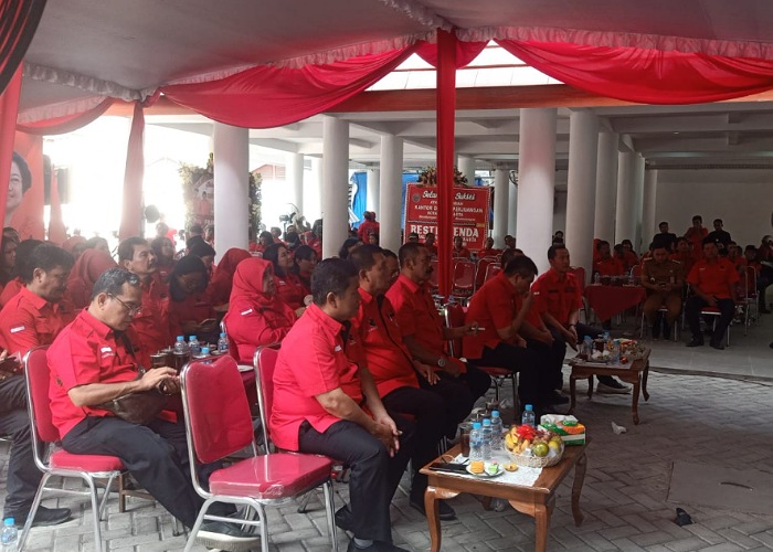 Para pengurus DPC PDIP Kota Solo dan kader saat peresmian kantor DPC PDIP Solo, Senin (16/10).