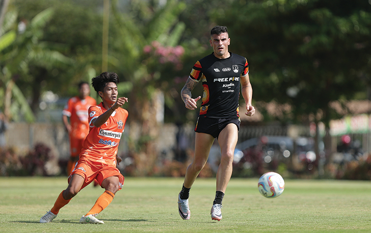 COMEBACK: Striker Persis Solo Fernando Rodriguez saat bermain dengan PSDB United, Sabtu (14/10).