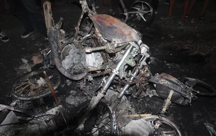 Sepeda motor tinggal kerangka setelah dibakar massa dalam bentrokan di Muntilan, Minggu (15/10).