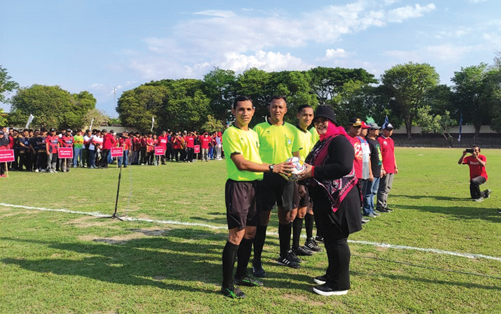 KOMPETITIF: Bupati Sragen Kusdinar Untung Yuni Sukowati buka turnamen sepak bola piala bupati, kemarin (15/10).