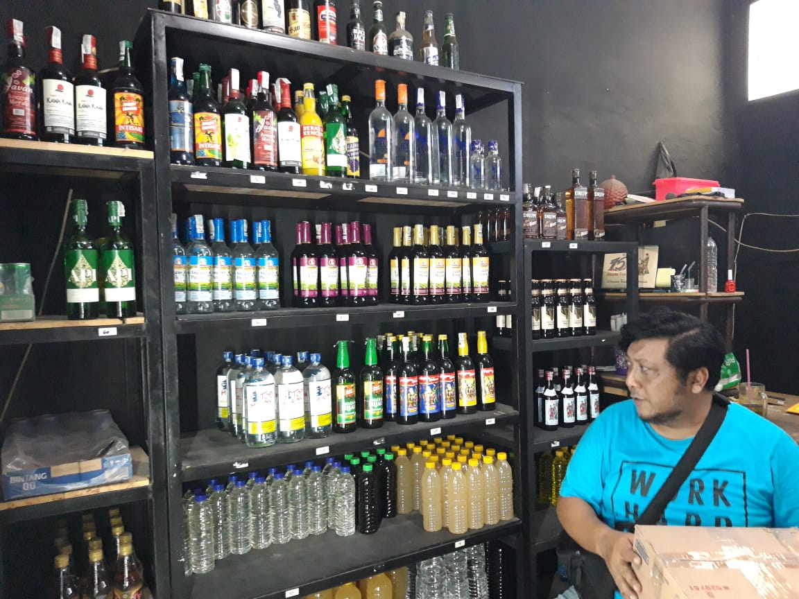 Rumah produksi miras di Puluhkadang RT 001/RW 006, Desa Mojolegi, Kecamatan Teras, Kabupaten Boyolali, digerebek polisi, Senin (16/10/2023) malam.