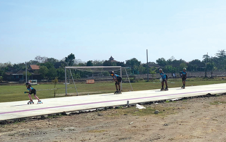 DONGKRAK PRESTASI: Anak-anak berlatih sepatu roda di sirkuit sepatu roda Desa Kemasan, Kecamatan Polokarto.