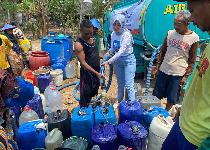 BRI salurkan bantuan air bersih ke sejumlah wilayah terdampak kekeringan ekstrem di Jawa Timur.