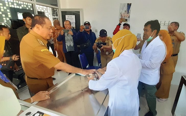 BERI PERHATIAN: Bupati Karanganyar Juliyatmono melihat penyaluran vaksin rabies gratis di puskeswan, kemarin (16/10).