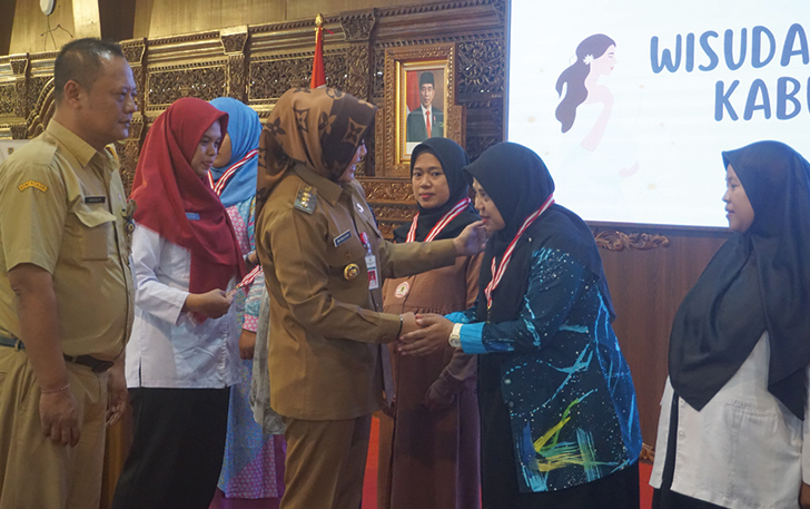 BERI IMBAUAN: Bupati Klaten Sri Mulyani mengalungkan Samir kepada pewakilan ibu hamil dalm acara wisuda ibu hamil sehat di Pendapa Pemkab Klaten, Senin (16/10)