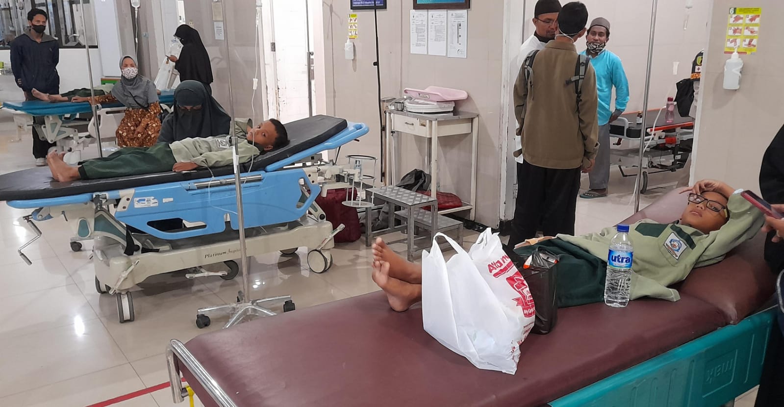 Lima santri ponpes di Kelurahan Jungke, Kecamatan/Kabupaten Karanganyar dirawat di IGD RSUD Karanganyar karena mengalami gejala keracunan, Kamis (17/10/2023).