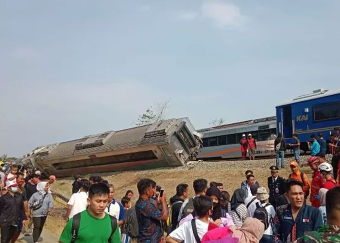 Kereta Api Argo Semeru jurusan Surabaya - Gambir Jakarta anjlok di Kecamatan Sentolo, Kulon Progo, Jogjakarta.