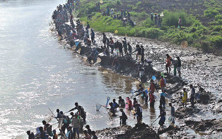 TUTUP PINTU AIR: Warga menyemut di Dam Colo, Desa Pengkol, Kecamatan Nguter, Kabupaten Sukoharjo untuk mencari ikan, Senin (16/10).