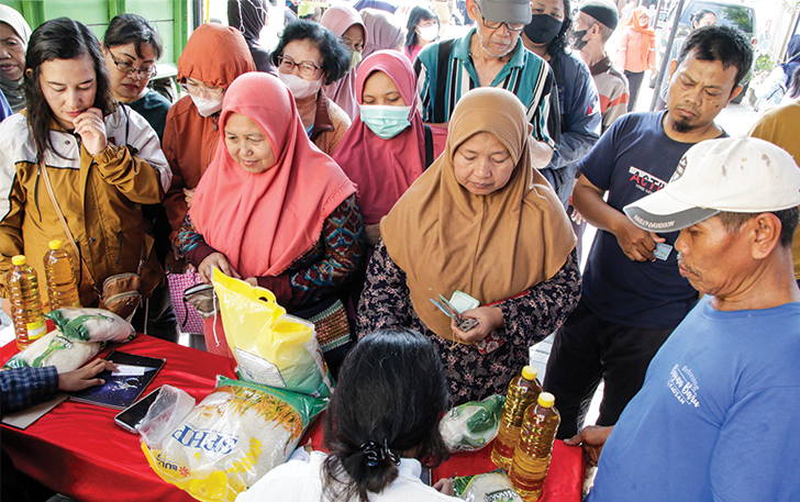 DISERBU: Proses pembelian komoditas dalam Gerakan Pangan Murah di halaman kantor Kelurahan Kadipiro, kemarin (16/10).