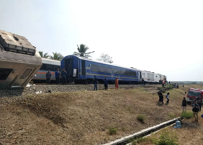 KA Argo Semeru Anjlok di perlintasan Kali Menur Sentolo, Kulon Progo, Jogjakarta, Selasa (17/10).
