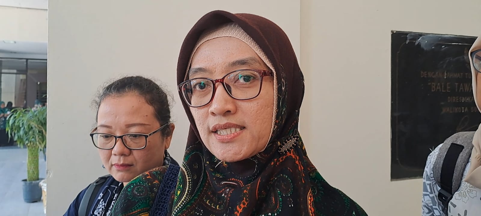 Vera Giantarin, pendamping anak.