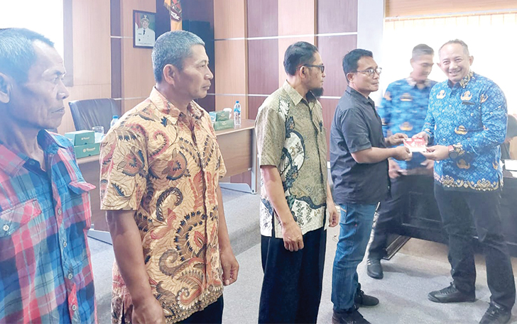 SIMBOLIS: Wakil Bupati Karanganyar Rober Christanto (kanan) menyerahkan bantuan kepada kelompok tani, kemarin (18/10).