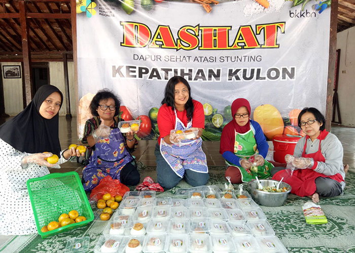 Ibu-ibu di Kepatihan Kulon, Kecamatan Jebres, Solo, tengah menyiapkan menu makanan bergizi yang rutin dibagikan ke ibu hamil dan baduta lewat program DAHSAT.