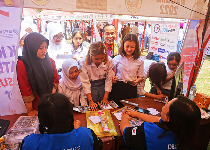 Para siswi SMKN 3 Klaten mengunjungi sejumlah stand job fair, Rabu (18/10).