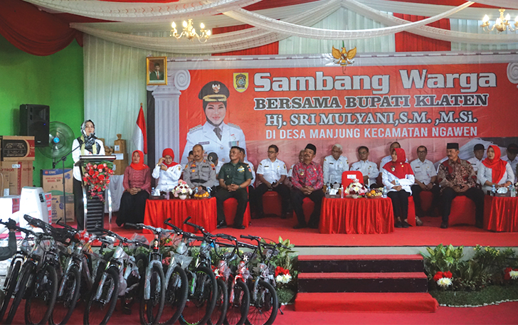 BERI HADIAH: Bupati Klaten Sri Mulyani saat sambang warga di Desa Manjung, Ngawen, Rabu (18/10).