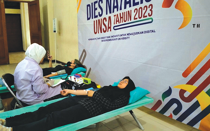 BERBAGI: Aksi donor darah yang digelar Universitas Surakarta (UNSA) di Auditorium Prof. Dr. H.S Brodjo Sudjono, S.H., MS, Kamis (19/10).