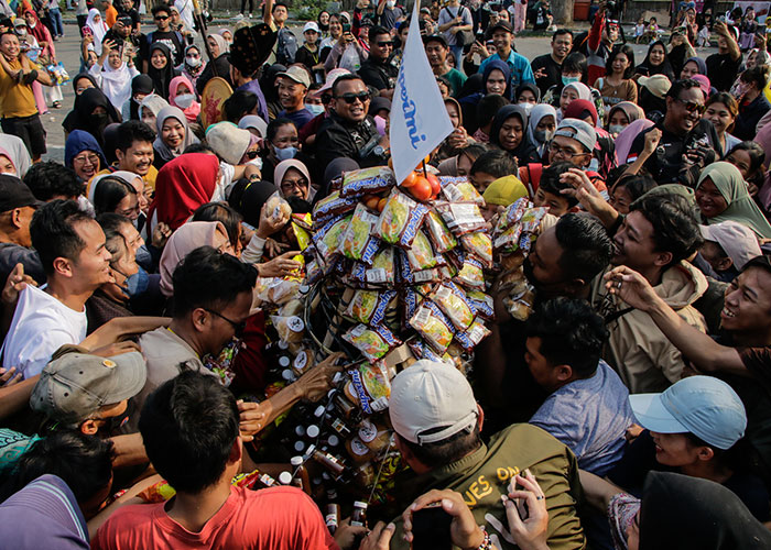 Pengunjung Festival Jajan Solo berebut aneka jajanan yang diusung di pembukaan event itu, Jumat (20/10).