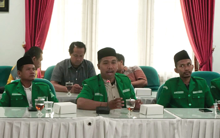 SAMPAIKAN ASPIRASI: Santri Pergerakan Sukowati mendesak pengesahan raperda pesantren ke DPRD setempat, kemarin.