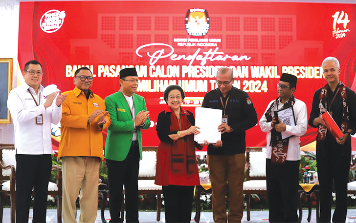 FOTO BERSAMA: Ganjar Pranowo dan Mahfud MD didampingi Ketua umum partai resmi mendaftarkan diri sebagai Capres dan Cawapres ke KPU RI di Jalan Imam Bonjol, Menteng, Jakarta Pusat, Kamis (19/10).