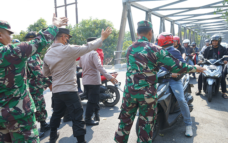 JAGA KEKOMPAKAN: Polres dan kodim menggelar simulasi penyekatan di perbatasan, Selasa (17/10).