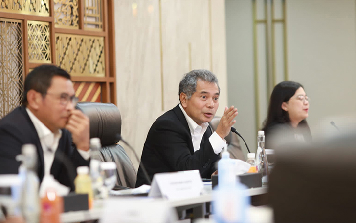 Direktur Utama BRI Sunarso (tengah) saat memberikan pengarahan.